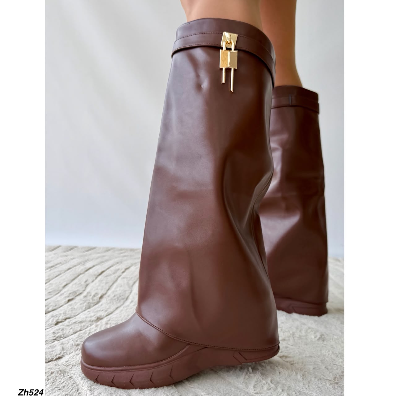 Bota caña alta café doblez detalle dorado tacon corrido 8cm HX3090-C1481